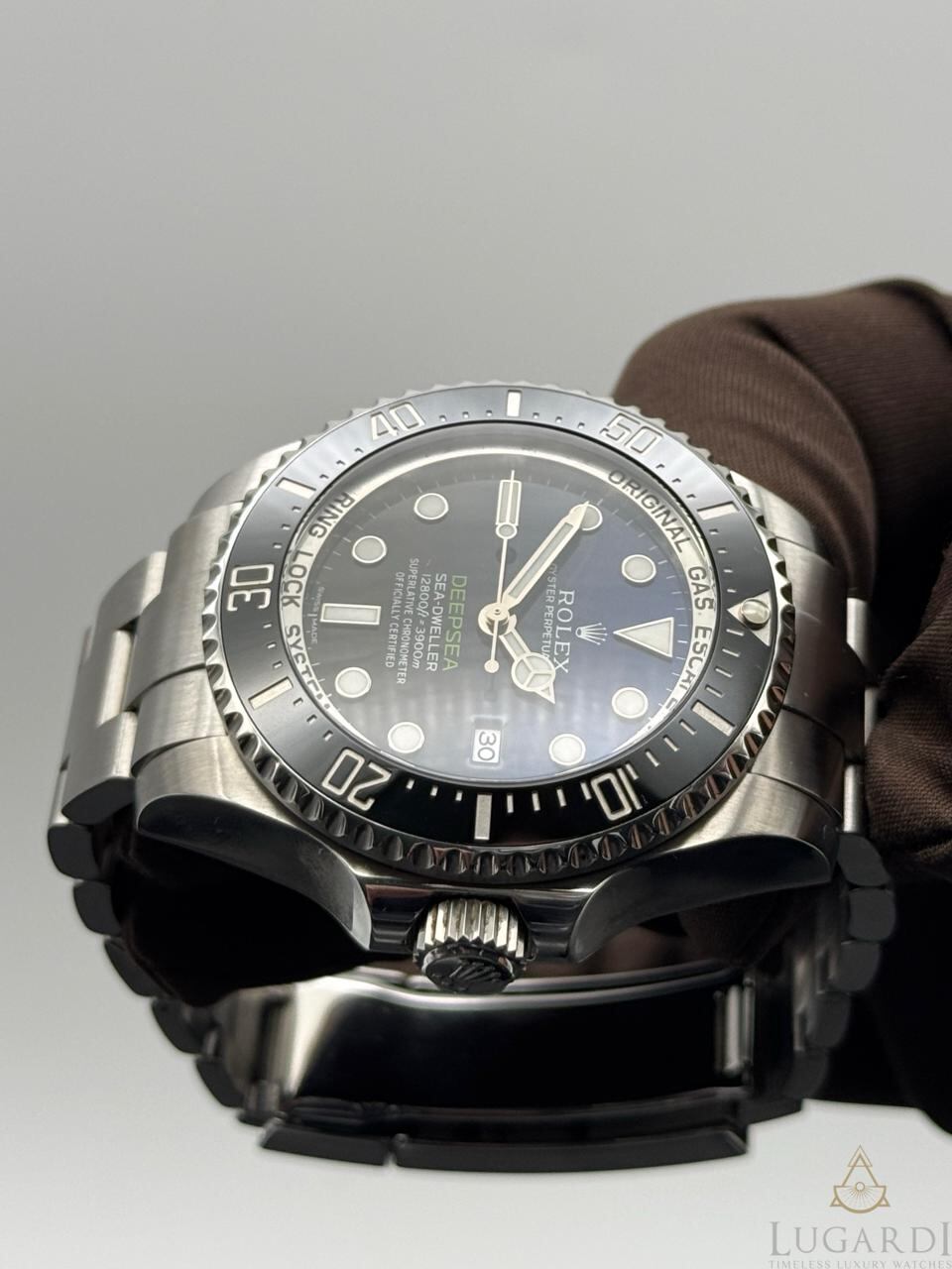 Rolex Sea-Dweller 116660 James Cameron black Cerachrom bezel with platinum numerals and case profile